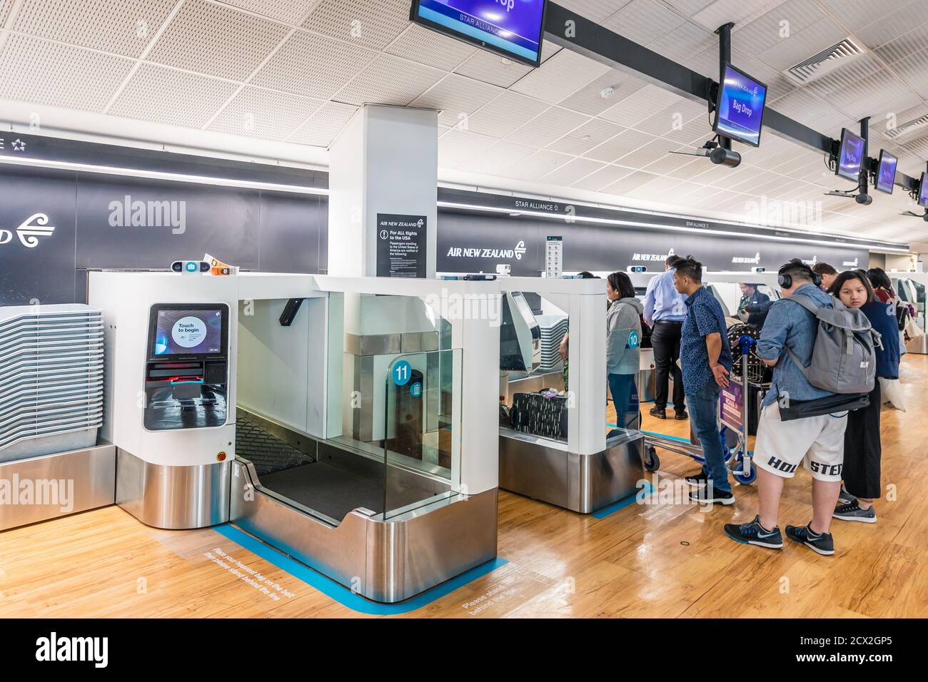 Auckland, Nuova Zelanda: Stazione di consegna bagagli self-service per il check-in di Air New Zeland Airline all'Aeroporto Internazionale di Auckland. Foto Stock