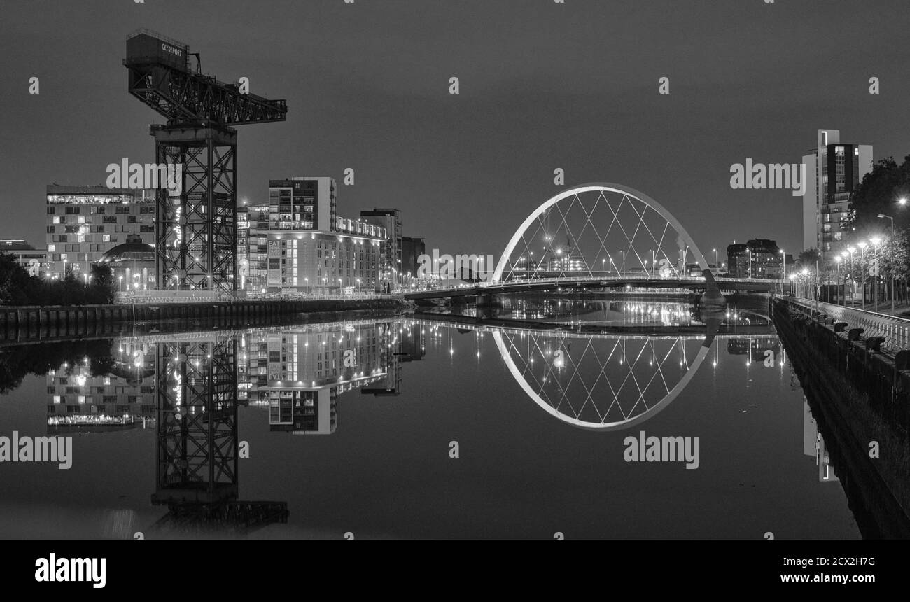 L'architettura moderna e contemporanea di Glasgow si riflette nel fiume Clyde in una notte limpida Foto Stock