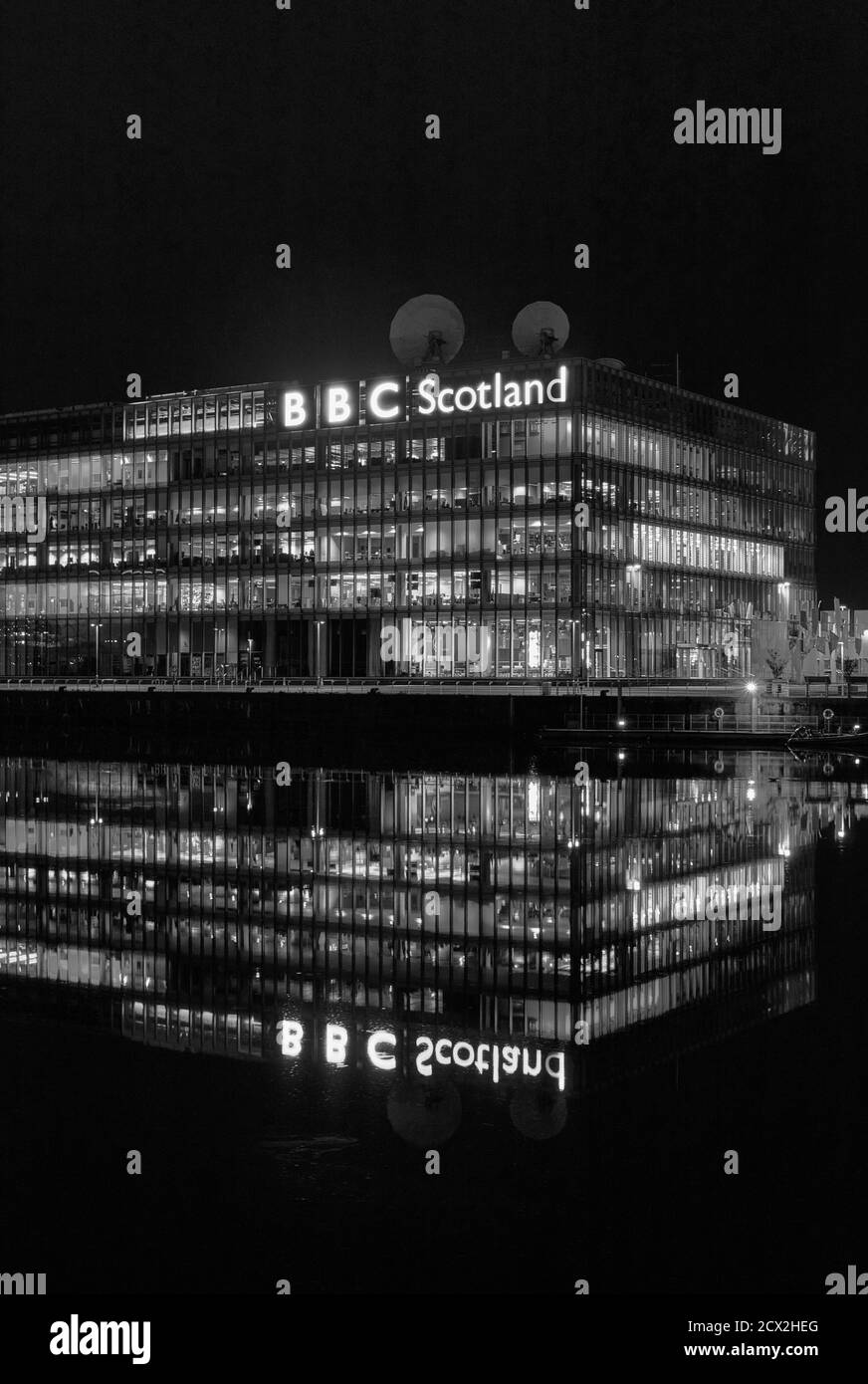 L'architettura moderna e contemporanea di Glasgow si riflette nel fiume Clyde in una notte limpida Foto Stock