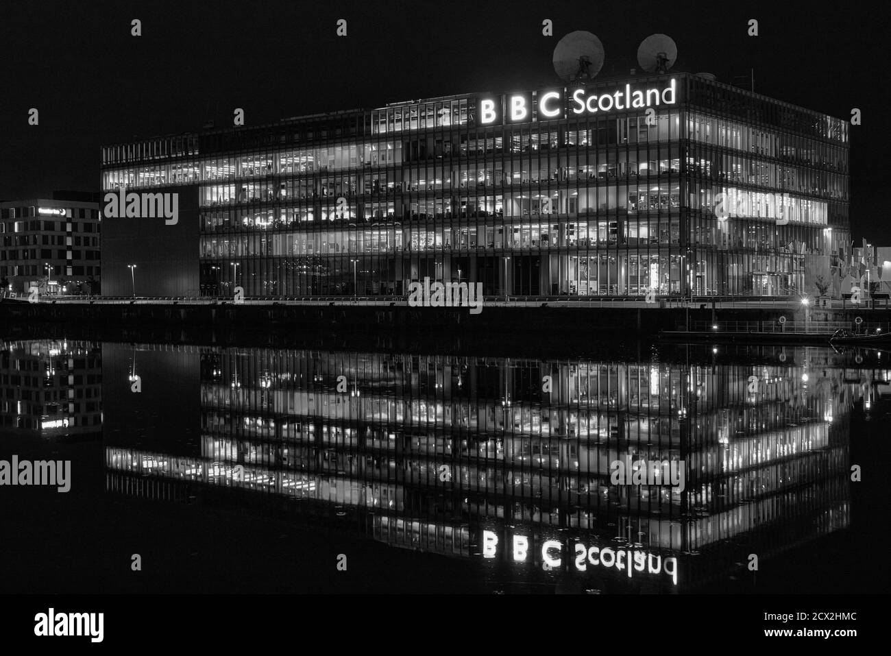 L'architettura moderna e contemporanea di Glasgow si riflette nel fiume Clyde in una notte limpida Foto Stock