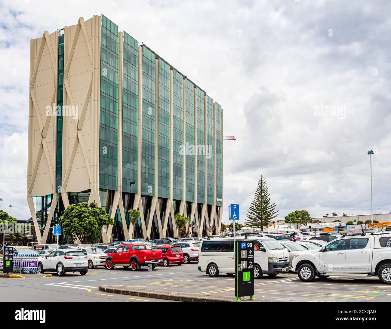 Auckland, Nuova Zelanda: 'Novotel Auckland Airport' a 12 piani, un hotel a 4 stelle di fronte al terminal, progettato da Warren e Mahoney Architects. Foto Stock