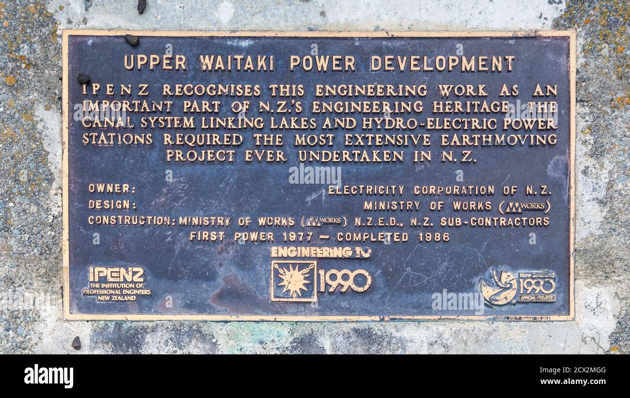 Omarama, NZ: Targa presso la diga del lago Ruataniwha, un serbatoio d'acqua della Upper Waitaki Power Development, riconoscendo i risultati ingegneristici Foto Stock