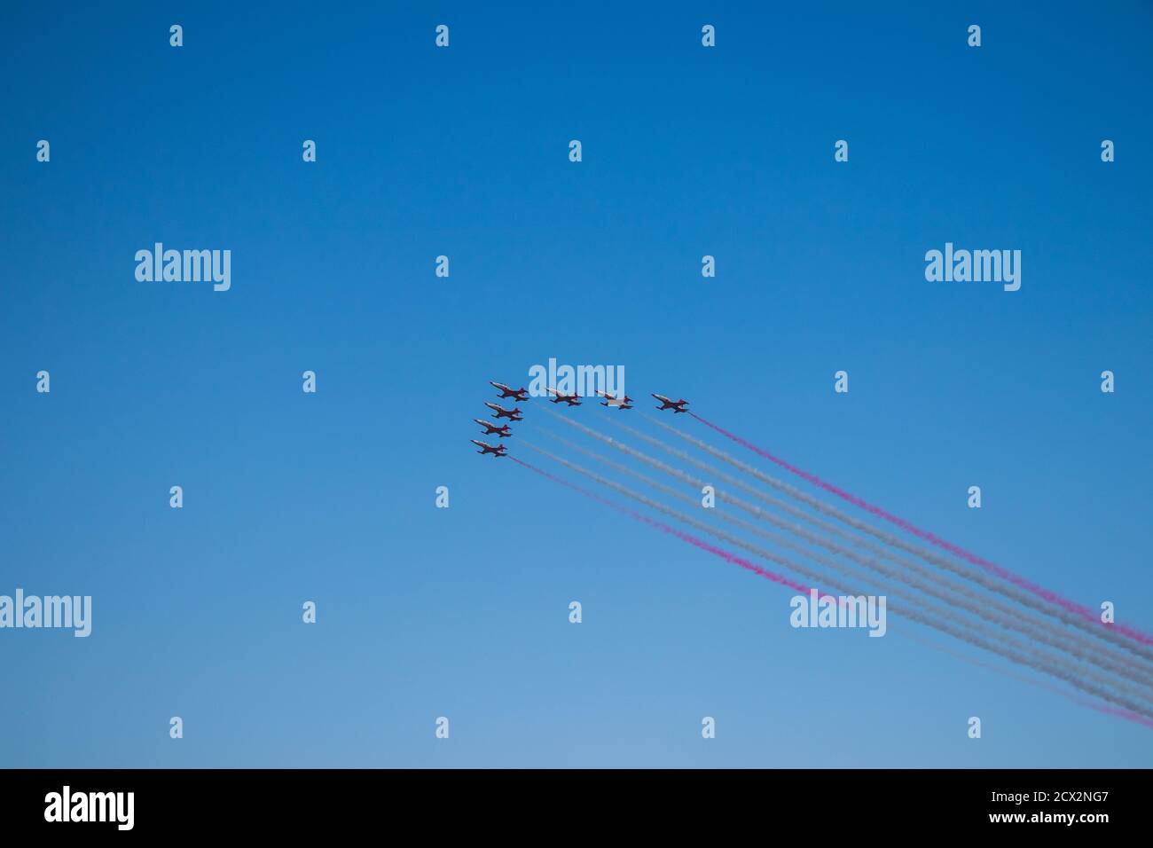 Aerei da combattimento militari - moderni aerei da combattimento militari armati in volo. Contesto militare Foto Stock