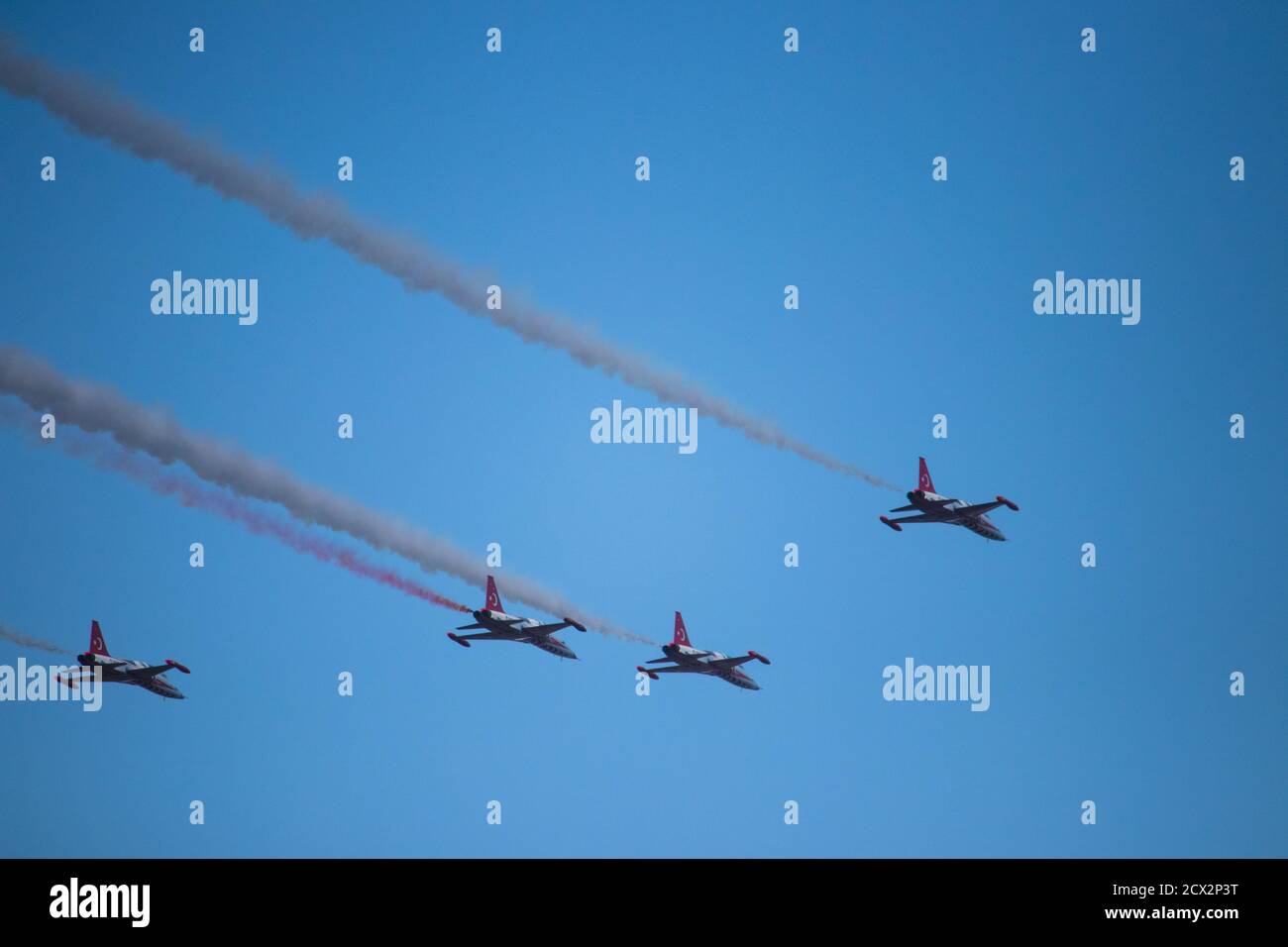 Aerei da combattimento militari - moderni aerei da combattimento militari armati in volo. Contesto militare Foto Stock