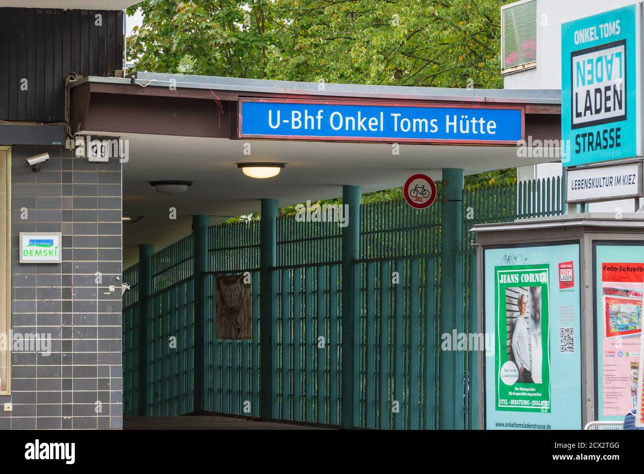 Ingresso dalla stazione della metropolitana Onkel-Toms Hütte, che sarà rinominata per motivi politici e razzisti Foto Stock
