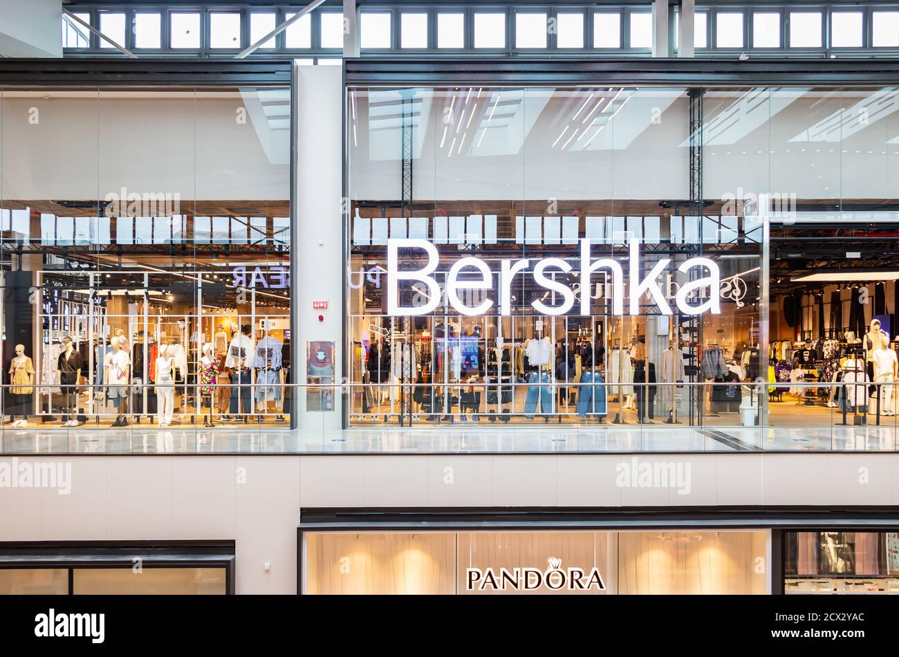 Siviglia, Spagna - 18 settembre 2020: Negozio di moda Bershka a Lagoh  Sevilla Centro commerciale. È un'azienda di vendita al dettaglio di  abbigliamento e fa parte dello spagnolo Foto stock - Alamy