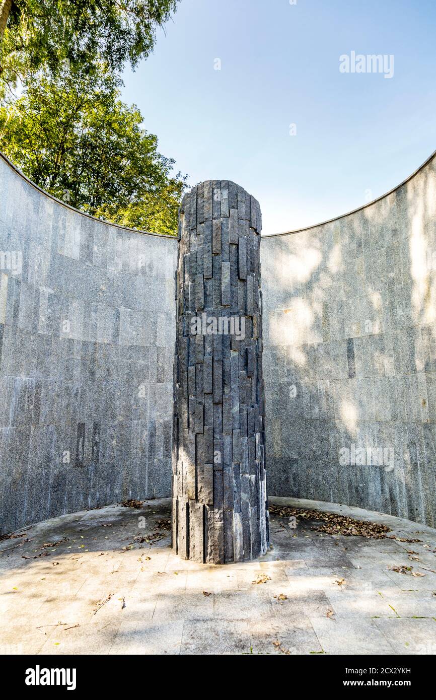 Monumento vicino al Cimitero Ebraico alle vittime ebraiche e polacche assassinate durante l'occupazione di Hitler nella seconda guerra mondiale, Varsavia, Polonia Foto Stock