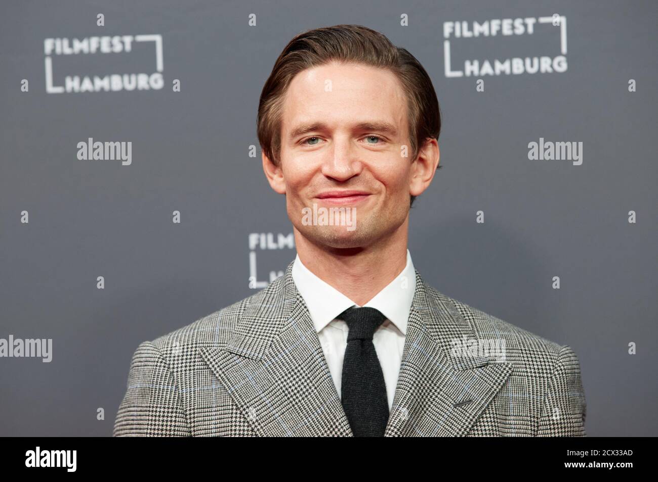 Amburgo, Germania. 30 settembre 2020. August Wittgenstein, attore, arriva alla prima del film televisivo 'il segreto della Foresta morta' al Festival del Cinema di Amburgo. Credit: Georg Wendt/dpa/Alamy Live News Foto Stock