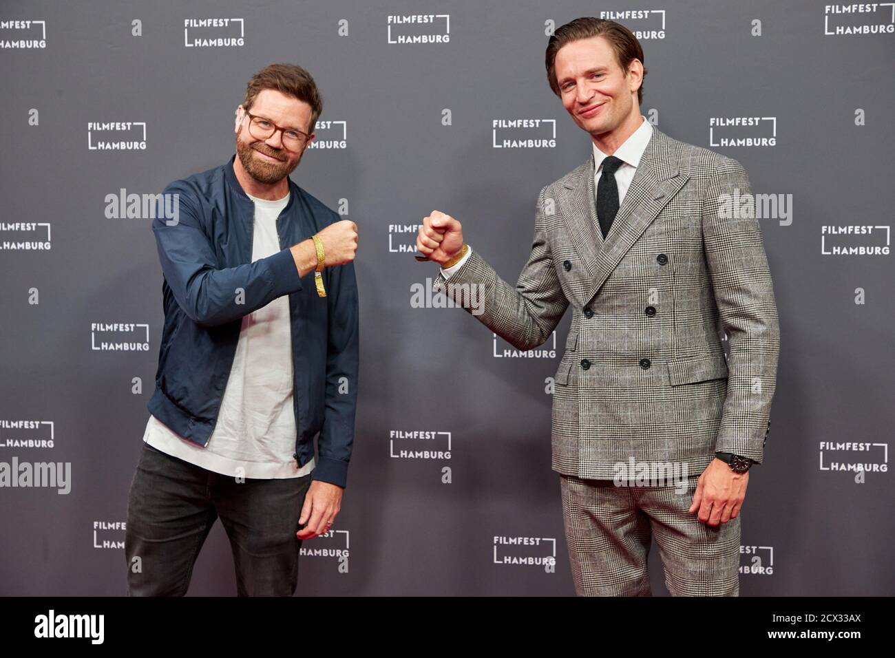 Amburgo, Germania. 30 settembre 2020. Sven Bohse (l), regista, e August Wittgenstein, attore, vengono alla prima del film televisivo 'il Segreto del Totenwald' a Filmfest Hamburg. Credit: Georg Wendt/dpa/Alamy Live News Foto Stock