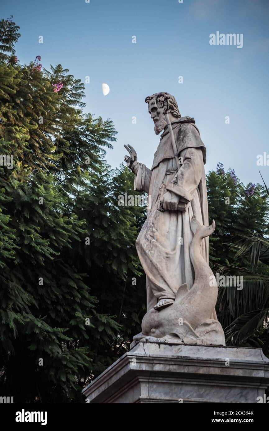 Statua Monumento a Sant Antonio Abate a Sorrento, patrono di Sorrento su Piazza Sant Antonio Foto Stock