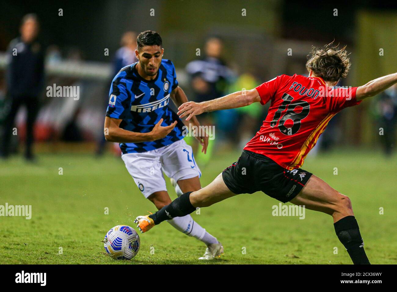 Benevento, Italia. 30 settembre 2020. Il centrocampista marocchino di Inter Achraf Hakimi (L) combatte per la palla con il difensore belga di Benevento Daam Foulon durante la serie UNA partita di calcio Benevento vs Inter. Ha vinto 5-2 Credit: Independent Photo Agency/Alamy Live News Foto Stock