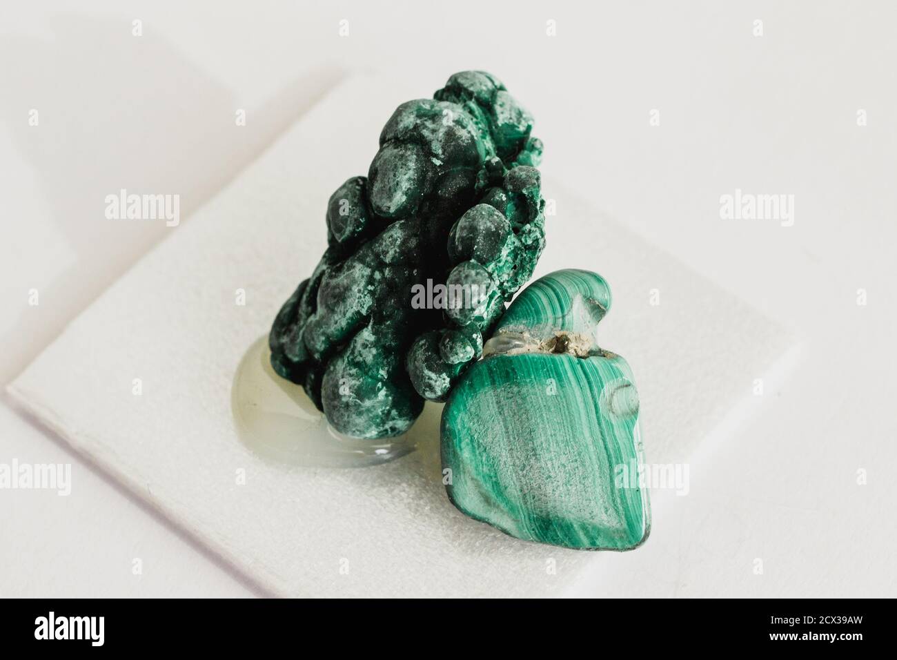 Minerale di malachite su cristallizzazione botrioidale e come gemma Foto Stock