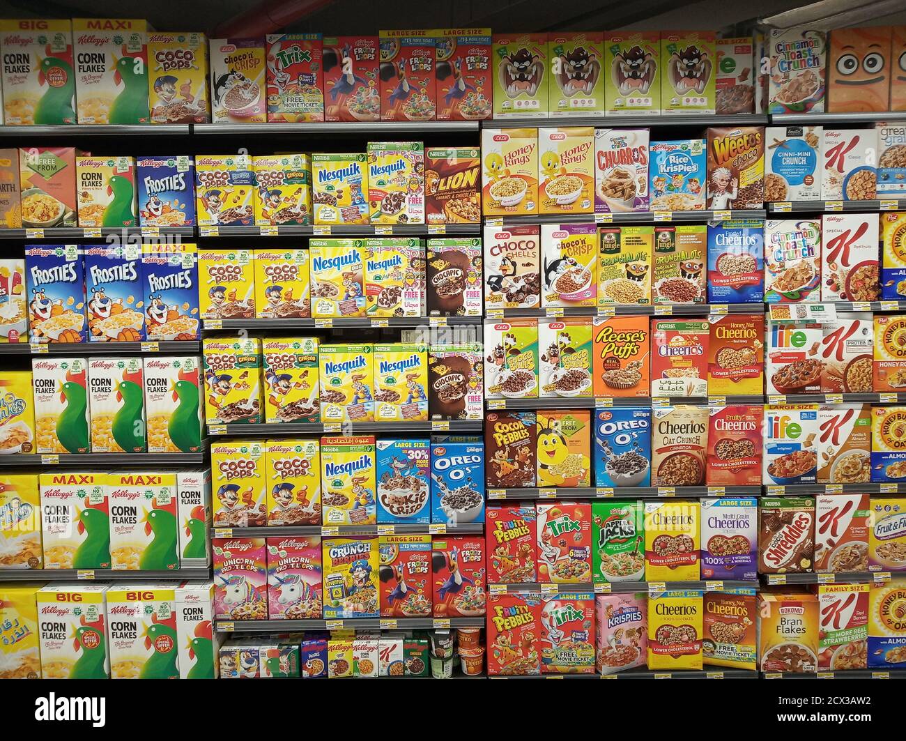 Scelta di cereali per la colazione esposti in un supermercato. Foto Stock