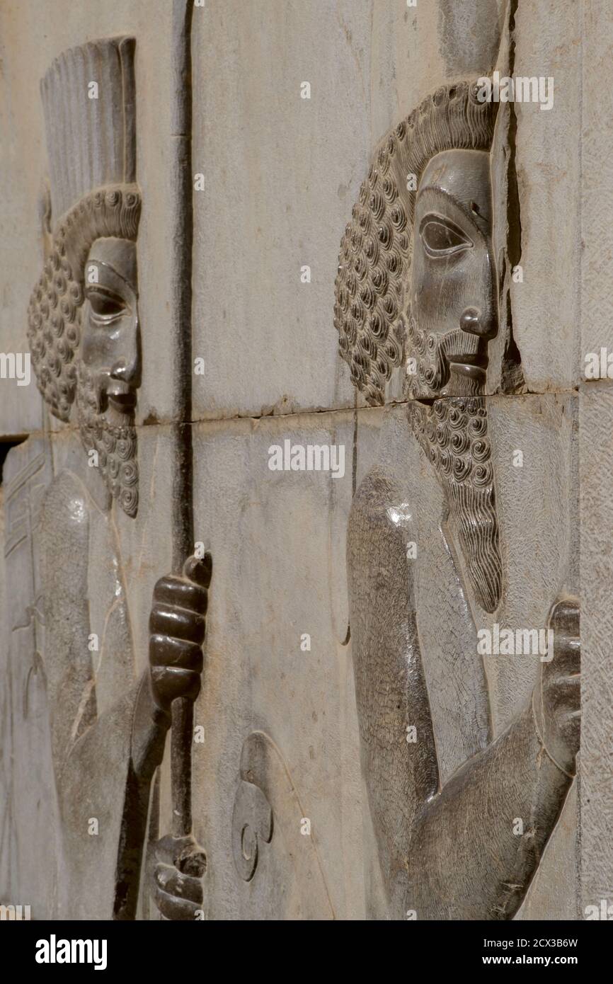 Palazzo Apadana rovine e bassorilievi, Persepolis, Iran. Soldati achemenide Foto Stock