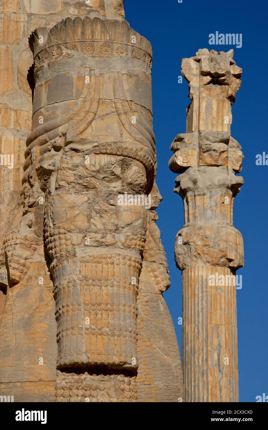 La porta di tutte le nazioni, Persepolis, Iran. Lamassus, tori con le teste di uomo barbuto Foto Stock