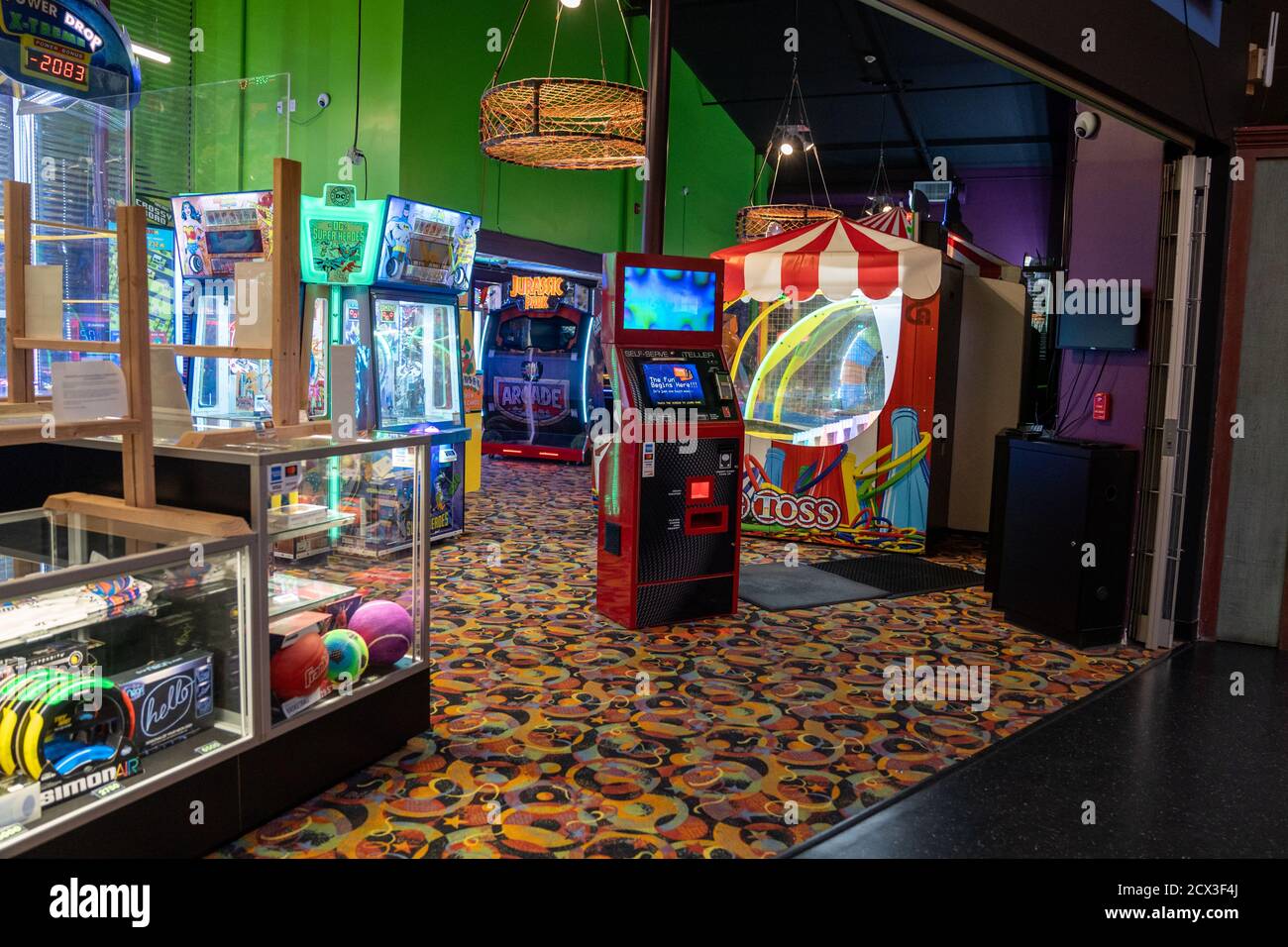 Seaside, Oregon - 31 luglio 2020: All'interno di una galleria Funland d'epoca nel Seaside Carousel Mall, con giochi e premi Foto Stock