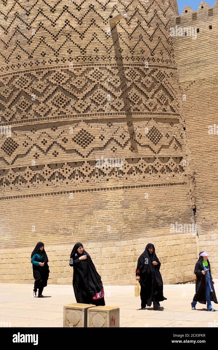 Donne iraniane in abito musulmano, Cittadella di Karim Khan, Shiraz, Iran. Arg-e Karim Khan Foto Stock