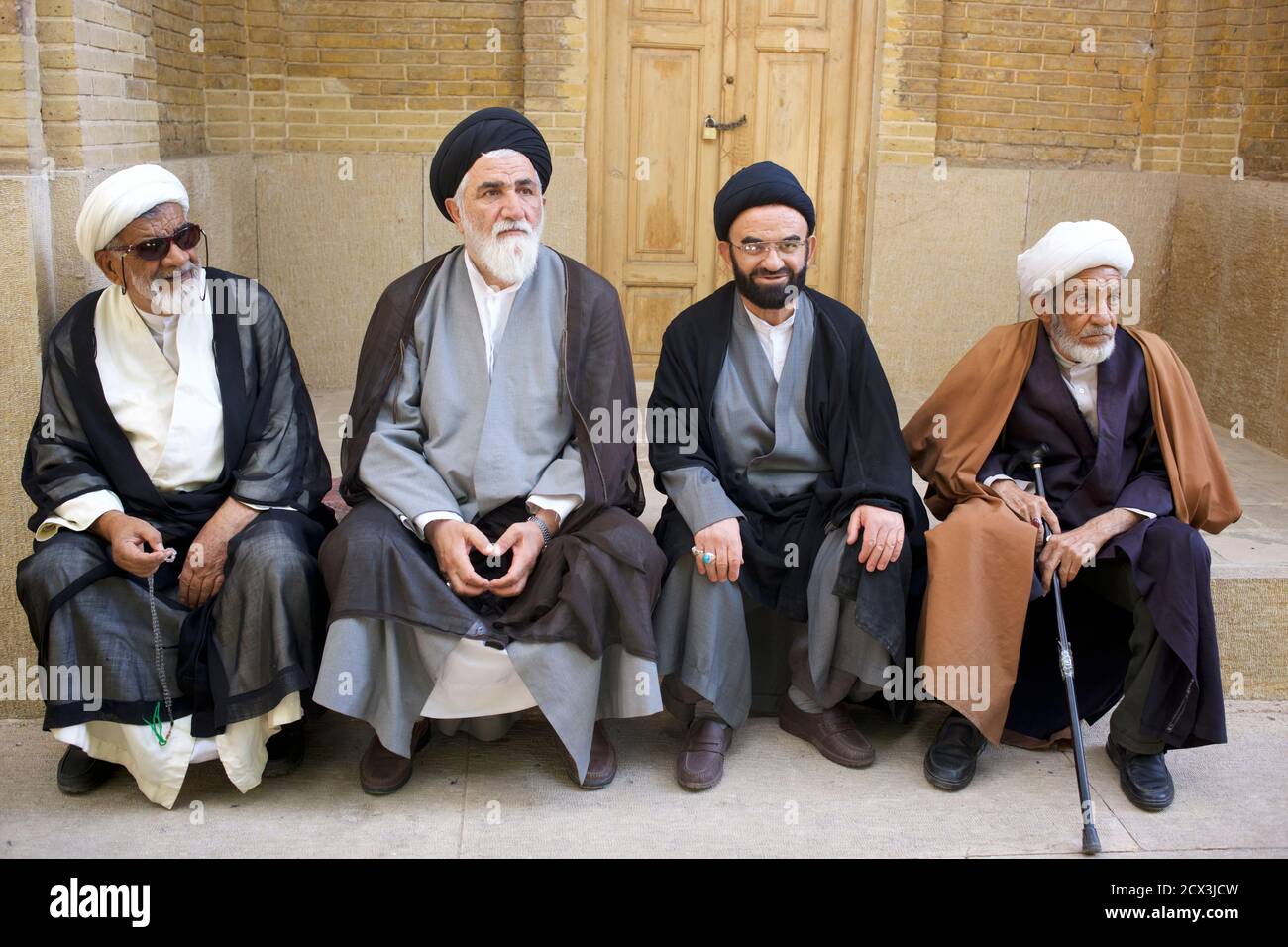 Teologi islamici in conversazione. Mullah a una madrassa, Shiraz, Iran. Madrese Khan Foto Stock