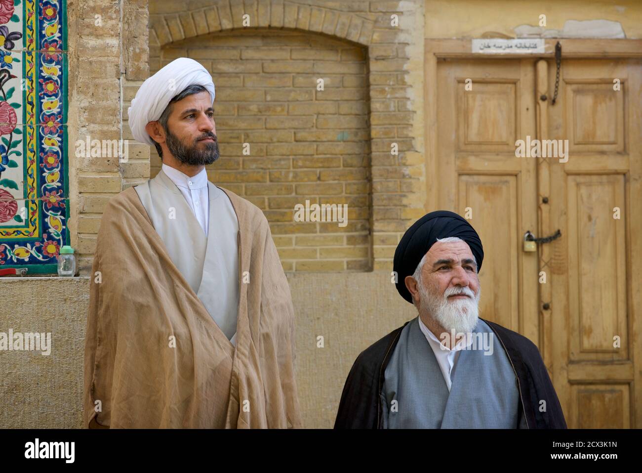 Teologi islamici. Mullah a una madrassa, Shiraz, Iran. Madrese Khan Foto Stock