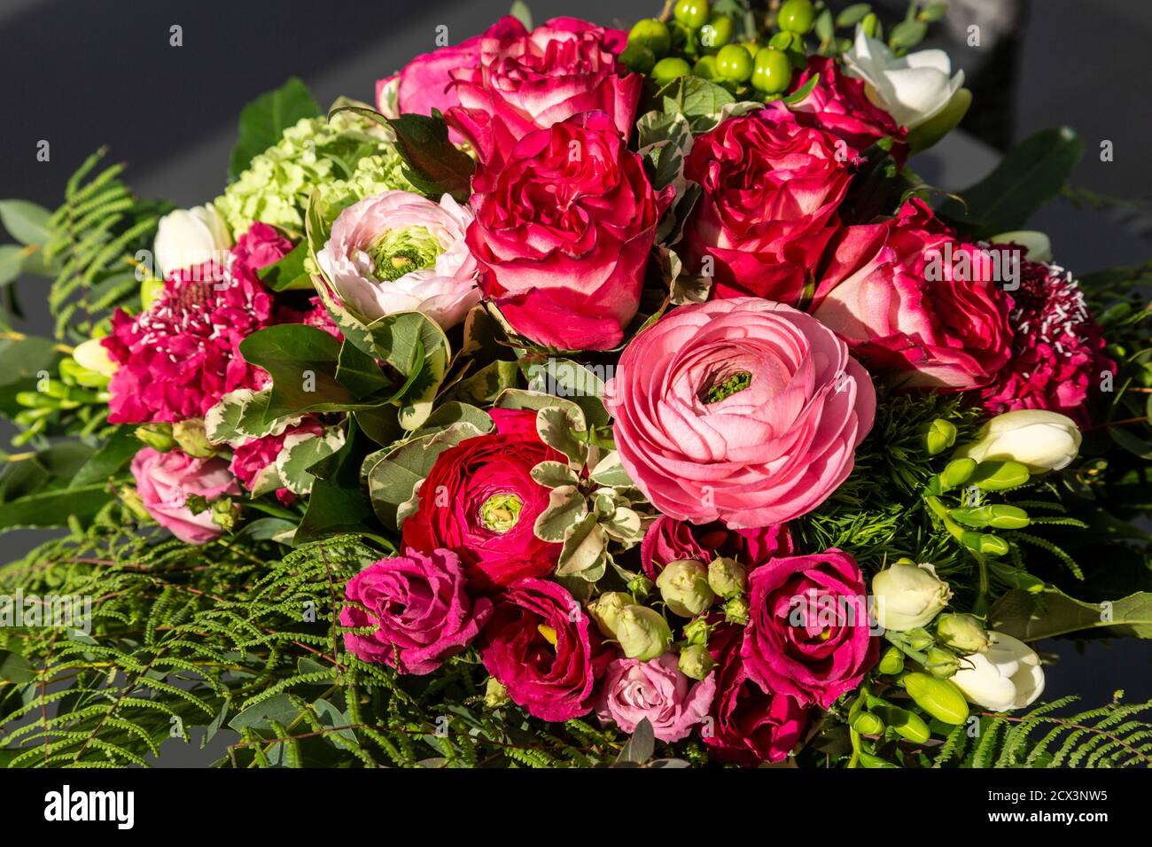 Natur, Pflanzen, Blumen, Blumenstrauss, Geburtstag, Geburtstagsstrauss, Rosen, Ranunkeln, Freesien Foto Stock