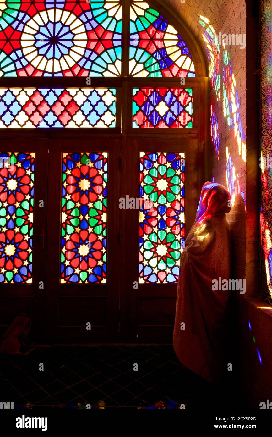 La luce del sole illumina le vetrate della sala di preghiera invernale Della Moschea Nazir ul Mulk Shiraz Iran Foto Stock