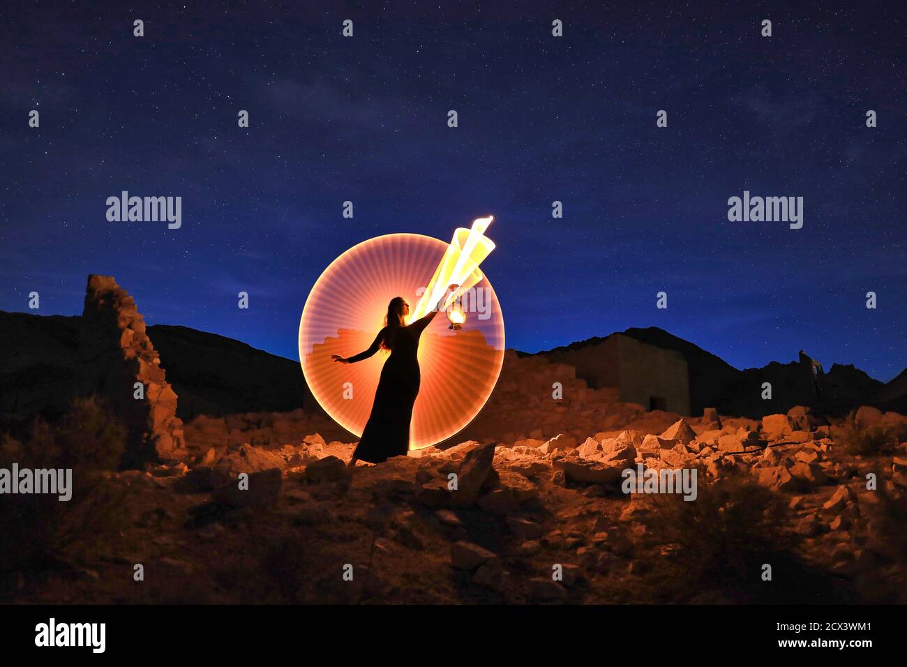 Bel modello di donna che posa nel deserto di notte Foto Stock