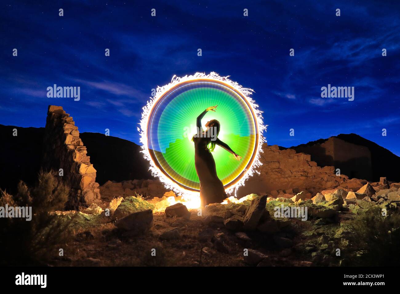 Bel modello di donna che posa nel deserto di notte Foto Stock