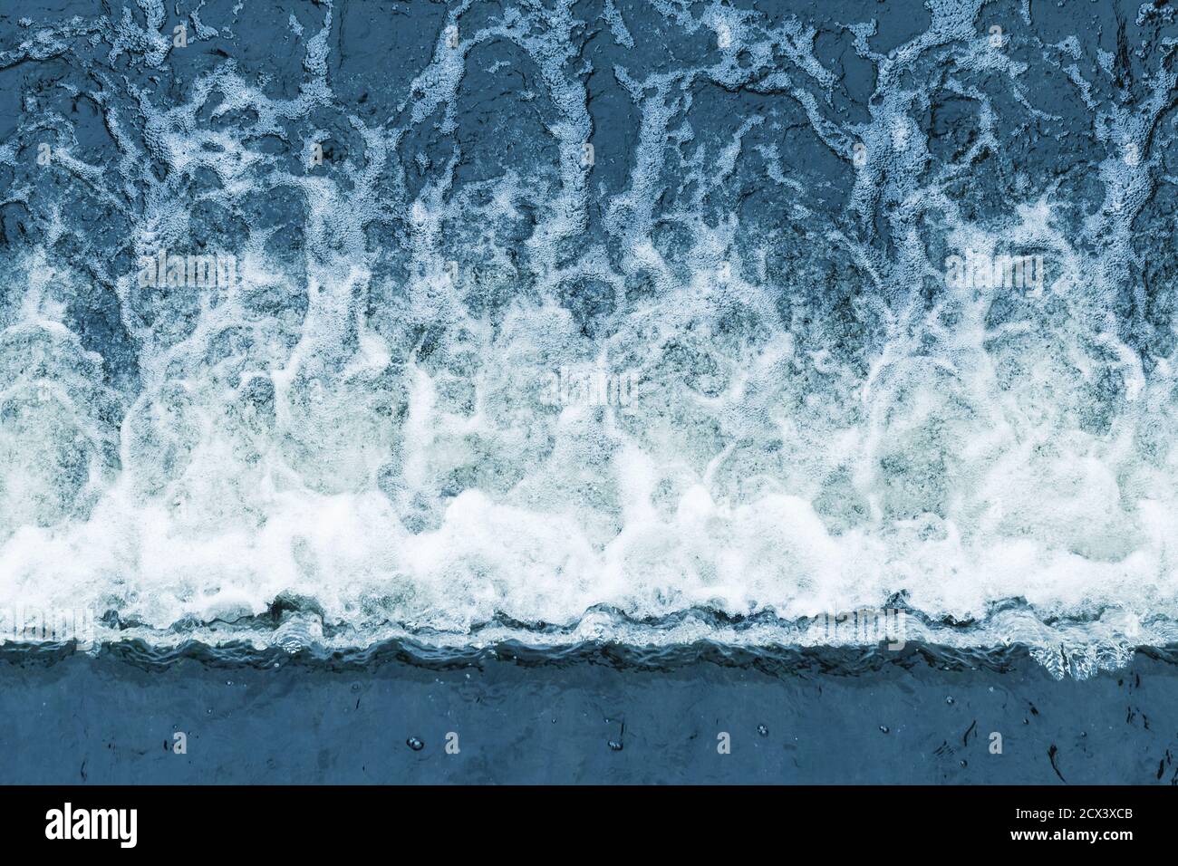Sfondo blu d'acqua con schiuma bianca, cascata vista dall'alto Foto Stock