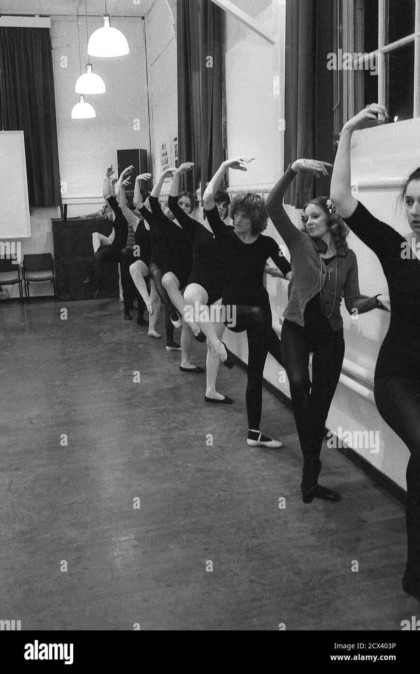 Anni '70, storico, gruppo di giovani donne in un balletto o danza mantenere in forma classe di pratica movimenti, Londra del sud, Inghilterra, Regno Unito. Le classi di adattamento del balletto effettuate su base regolare aumentano la flessibilità e migliorano la postura e il coordinamento, oltre a fornire un buon allenamento del corpo. Foto Stock