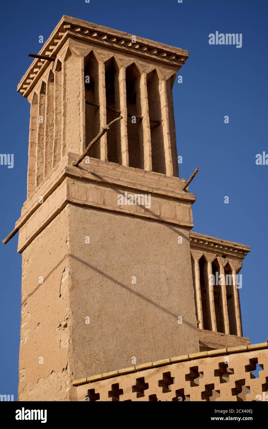 Un tower o un catcher del vento. Un tradizionale elemento architettonico persiano per creare una ventilazione naturale negli edifici. Yazd, Iran Foto Stock