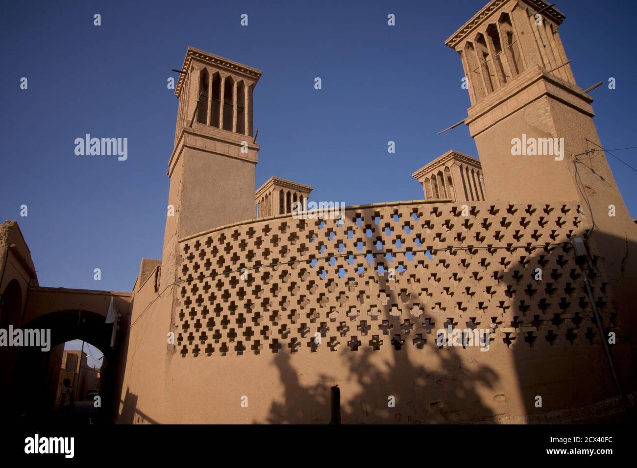 Torri o bacinelle del vento. Un tradizionale elemento architettonico persiano per creare una ventilazione naturale negli edifici. Yazd, Iran Foto Stock