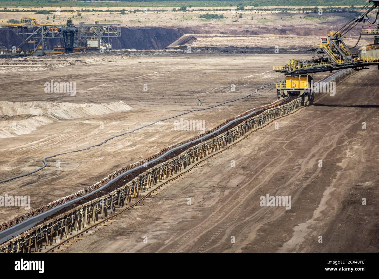 Macchine minerarie nella miniera a cielo aperto Welzow-Süd di Lusazia, Germania 2020. Foto Stock