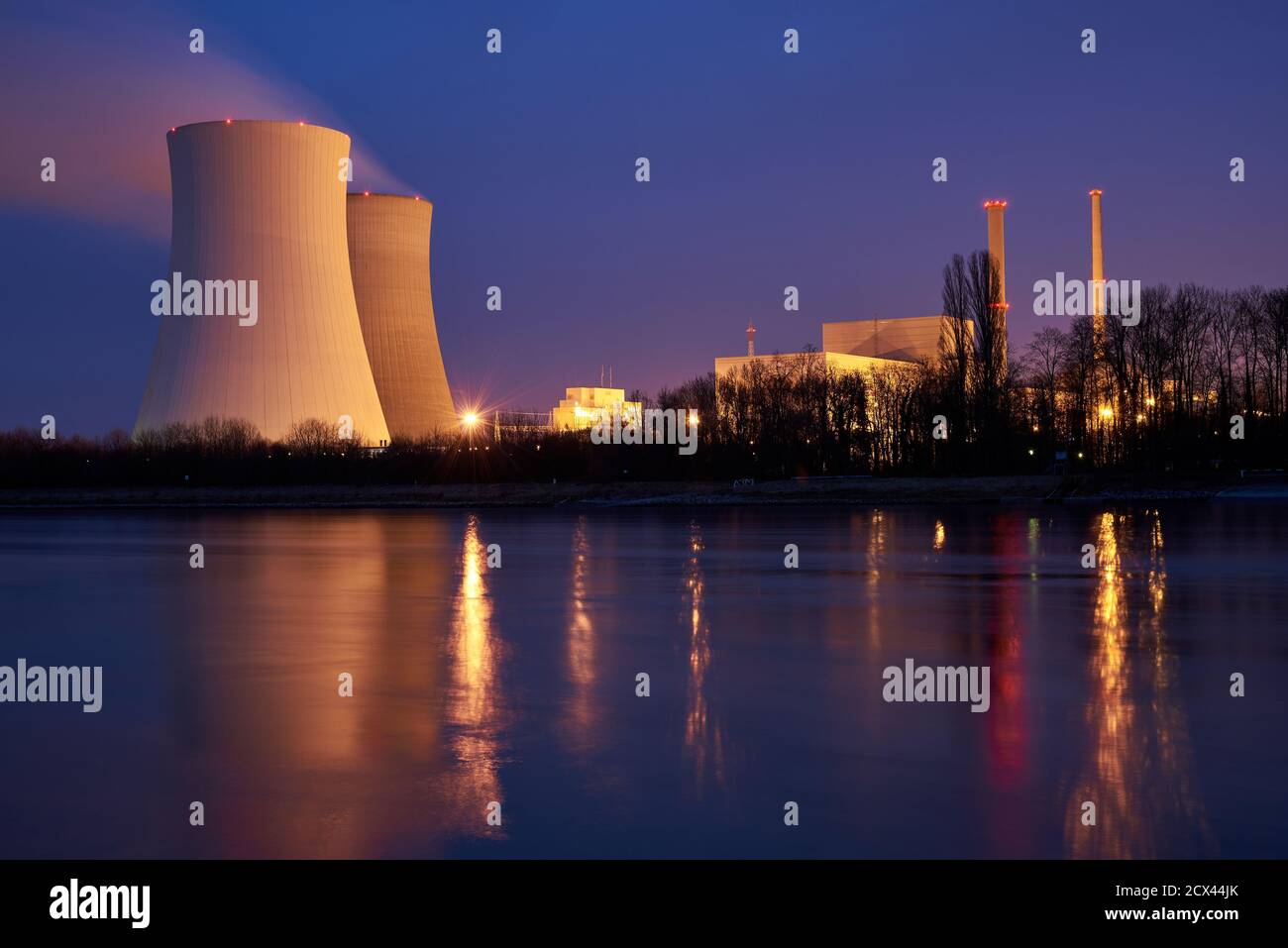 Centrale nucleare di Philippsburg in Germania con due impianti di raffreddamento torri in funzione Foto Stock