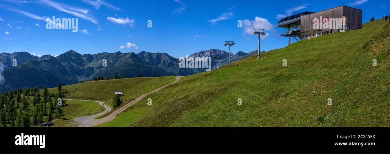 Vista panoramica dalla montagna Golzentip alle alpi Carniche e la stazione di cima della funivia nel Tirolo Orientale, Austria Foto Stock
