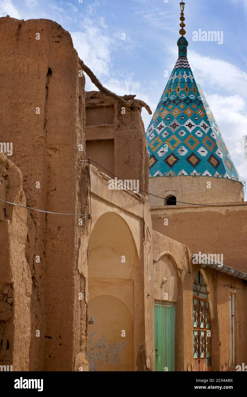 Vista di vecchie parti del Kashan, provincia di Isfahan, Iran. Tetto in tegole del santuario di Emamzadeh Abu Lolo. Foto Stock