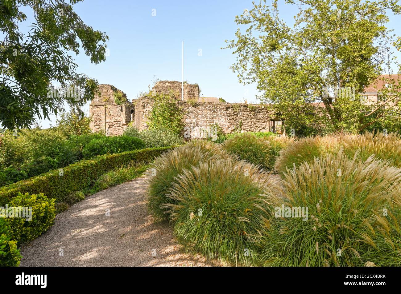 Monmouth, Galles - Ottobre 2017: Vista panoramica del Giardino della Rimembranza con le mura rovinate del Castello di Monmouth sullo sfondo Foto Stock