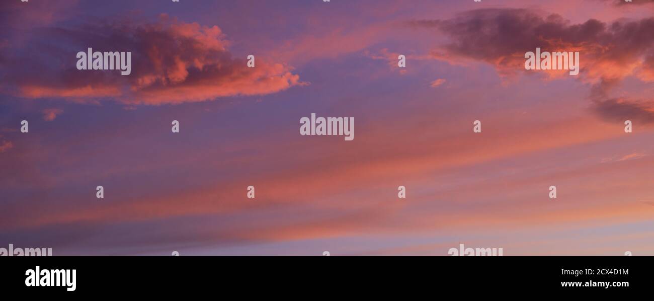 bellissimo paesaggio nuvoloso con colori del tramonto, foto a colori panorama in formato banner con spazio copia Foto Stock