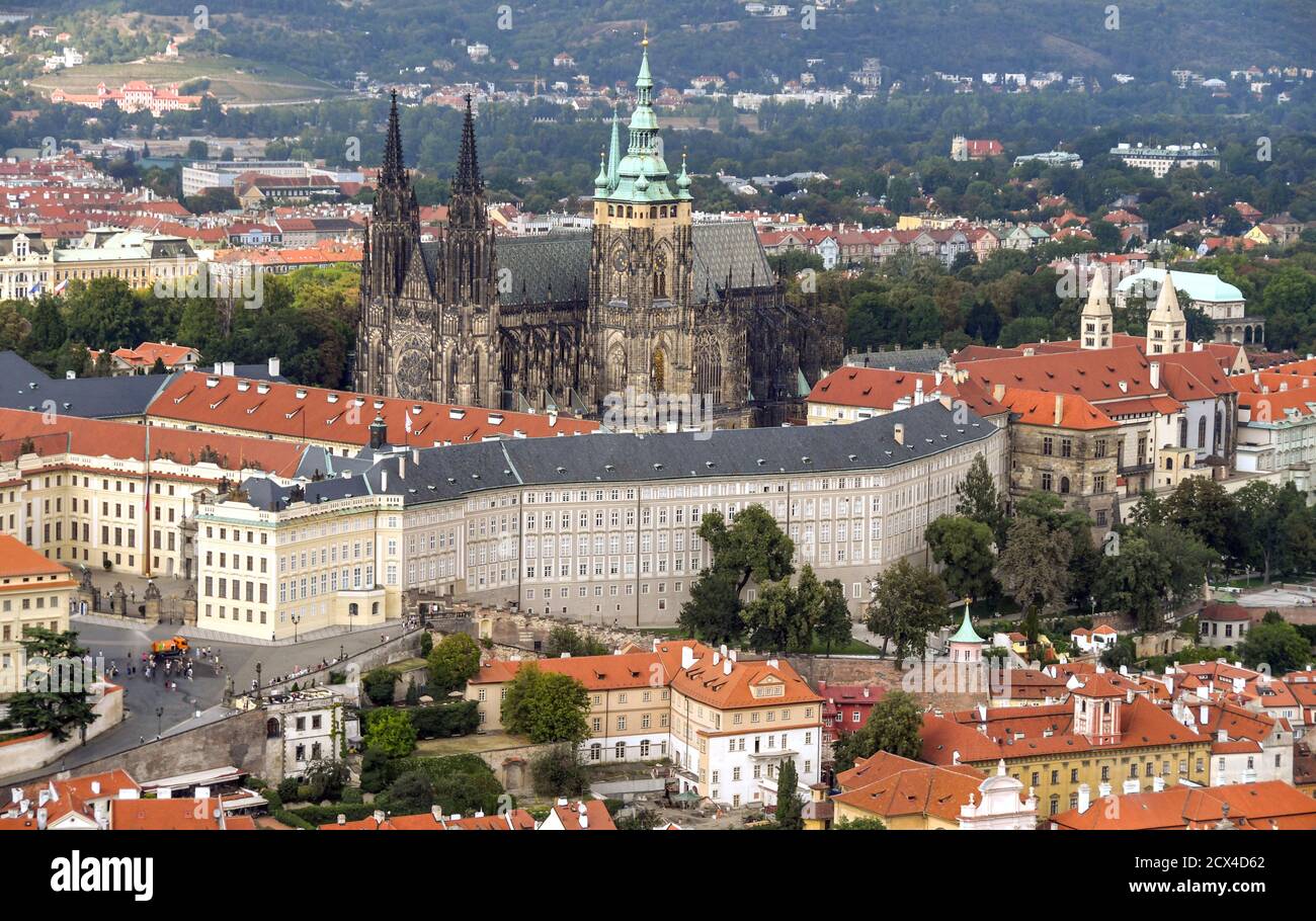 PRAGA, REPUBBLICA CECA - LUGLIO 2018: Vista aerea del Castello di Praga e della Cattedrale di San Vitas a Praga vista dalla piattaforma di osservazione della Torre Petrin Foto Stock
