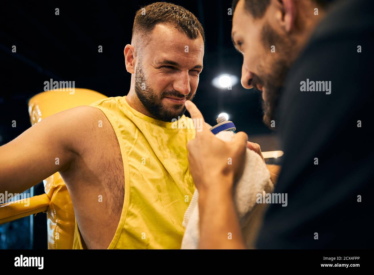 Un combattente determinato che riceve consigli dal suo mentore Foto Stock
