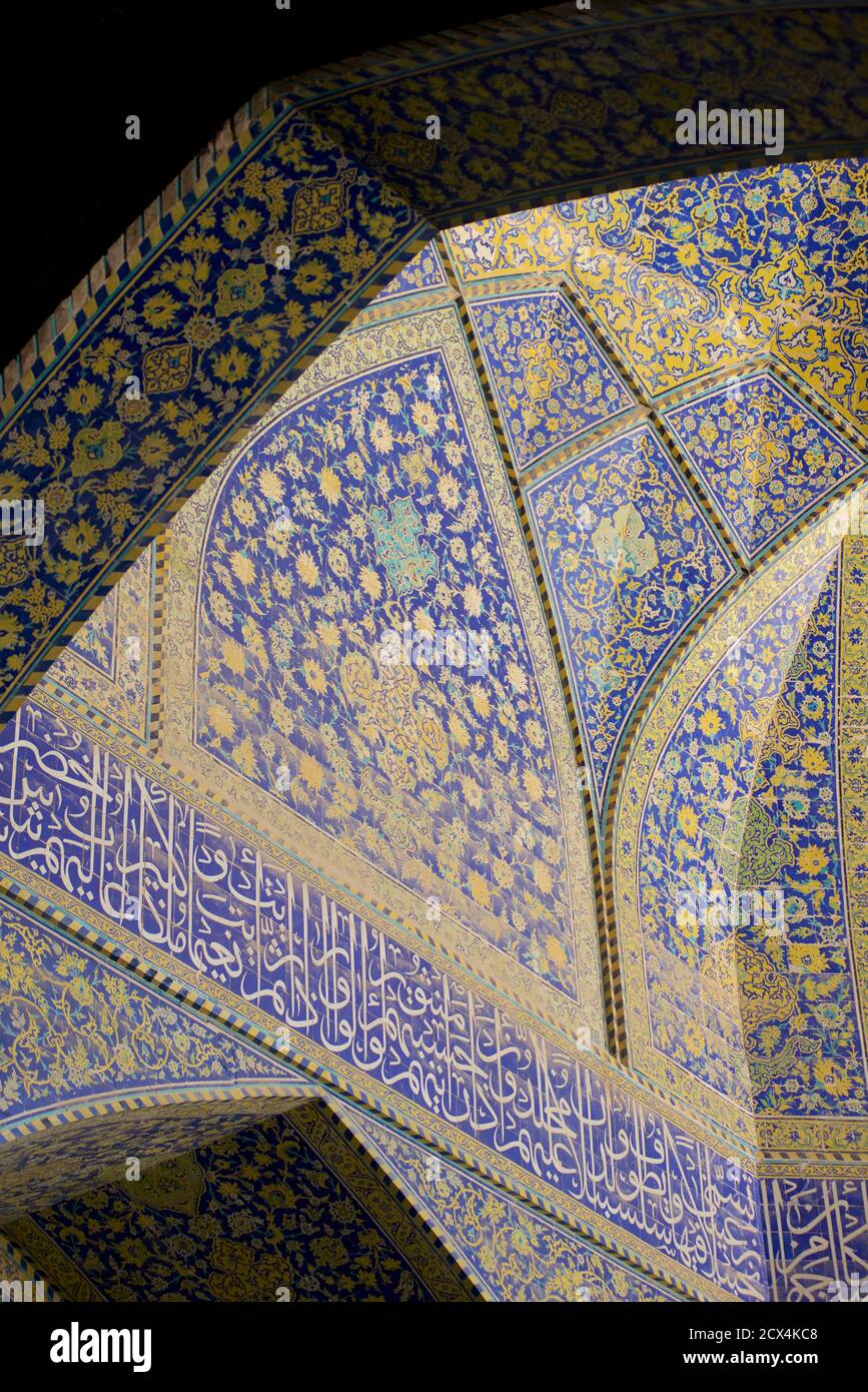Dettaglio architettonico. La Moschea di Shah, conosciuta anche come la Moschea di Imam e la Moschea di Jaame Abbasi. Isfahan, Iran. Calligrafia Quranica scritta in Thuluth script Foto Stock