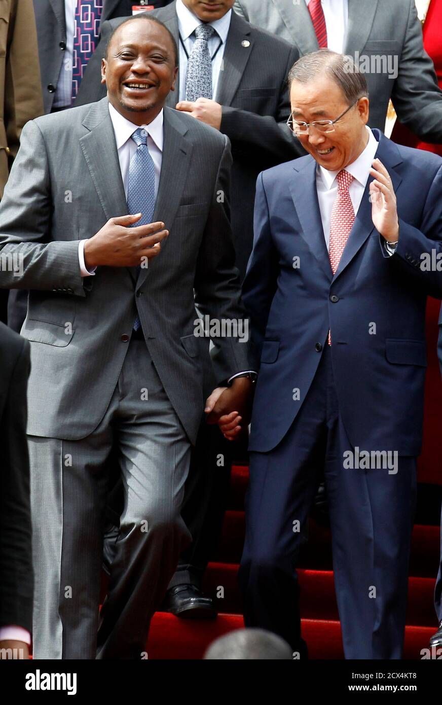 Il presidente del Kenya Uhuru Kenyatta (L) e il segretario generale delle Nazioni Unite Ban Ki-moon ridono e tengono le mani mentre arrivano per un vertice alla sede del programma delle Nazioni Unite per l'ambiente (UNEP) a Gigiri, Nairobi, 30 ottobre 2014. REUTERS/THOMAS MUKOYA (KENYAPOLITICS - TAGS: SOCIETÀ POLITICA AMBIENTE TPX IMMAGINI DEL GIORNO) Foto Stock