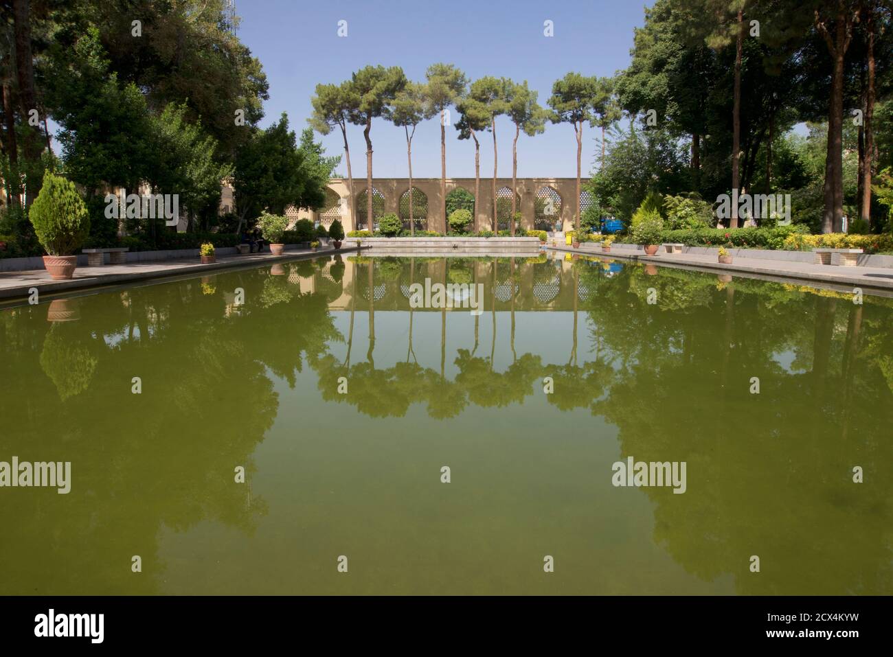 Grande piscina nei giardini del Palazzo Chehel Sotun, Isfahan, Iran Foto Stock