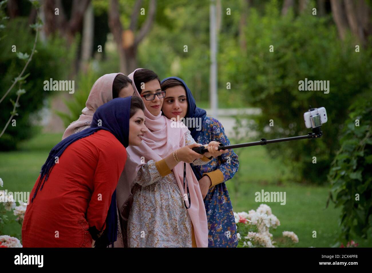 Donne iraniane moderne che prendono un selfie di gruppo, Hasht behest Palace Gardens, Isfahan, Iran Foto Stock