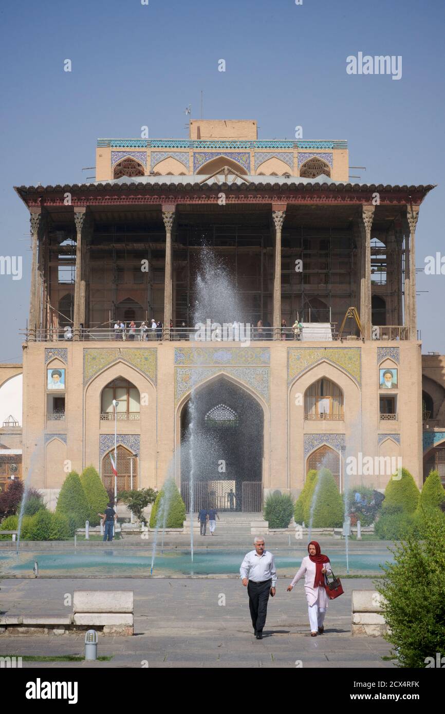 Ali Qapu Palace, Imam Square. Noto anche come Naqsh-e JAHAN Piazza. Isfahan, Iran Foto Stock