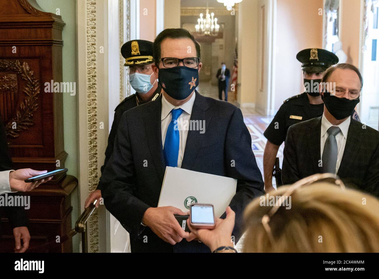 Washington, Stati Uniti. 30 settembre 2020. Il Segretario del Tesoro degli Stati Uniti Steven Mnuchin cammina dall'ufficio del leader di maggioranza del Senato Mitch McConnell (R-KY) al Campidoglio degli Stati Uniti mercoledì 30 settembre 2020 a Washington, DC. Mnuchin ha incontrato i democratici e i repubblicani sulla legislazione relativa agli aiuti al coronavirus. Foto di Ken Cedeno/UPI Credit: UPI/Alamy Live News Foto Stock