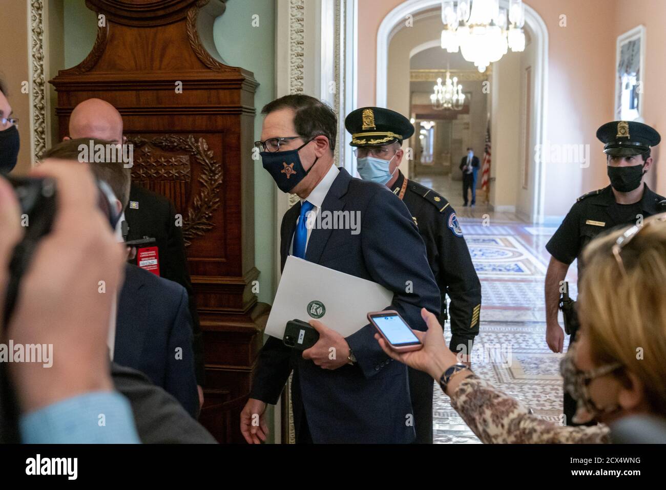 Washington, Stati Uniti. 30 settembre 2020. Il Segretario del Tesoro degli Stati Uniti Steven Mnuchin cammina dall'ufficio del leader di maggioranza del Senato Mitch McConnell (R-KY) al Campidoglio degli Stati Uniti mercoledì 30 settembre 2020 a Washington, DC. Mnuchin ha incontrato i democratici e i repubblicani sulla legislazione relativa agli aiuti al coronavirus. Foto di Ken Cedeno/UPI Credit: UPI/Alamy Live News Foto Stock