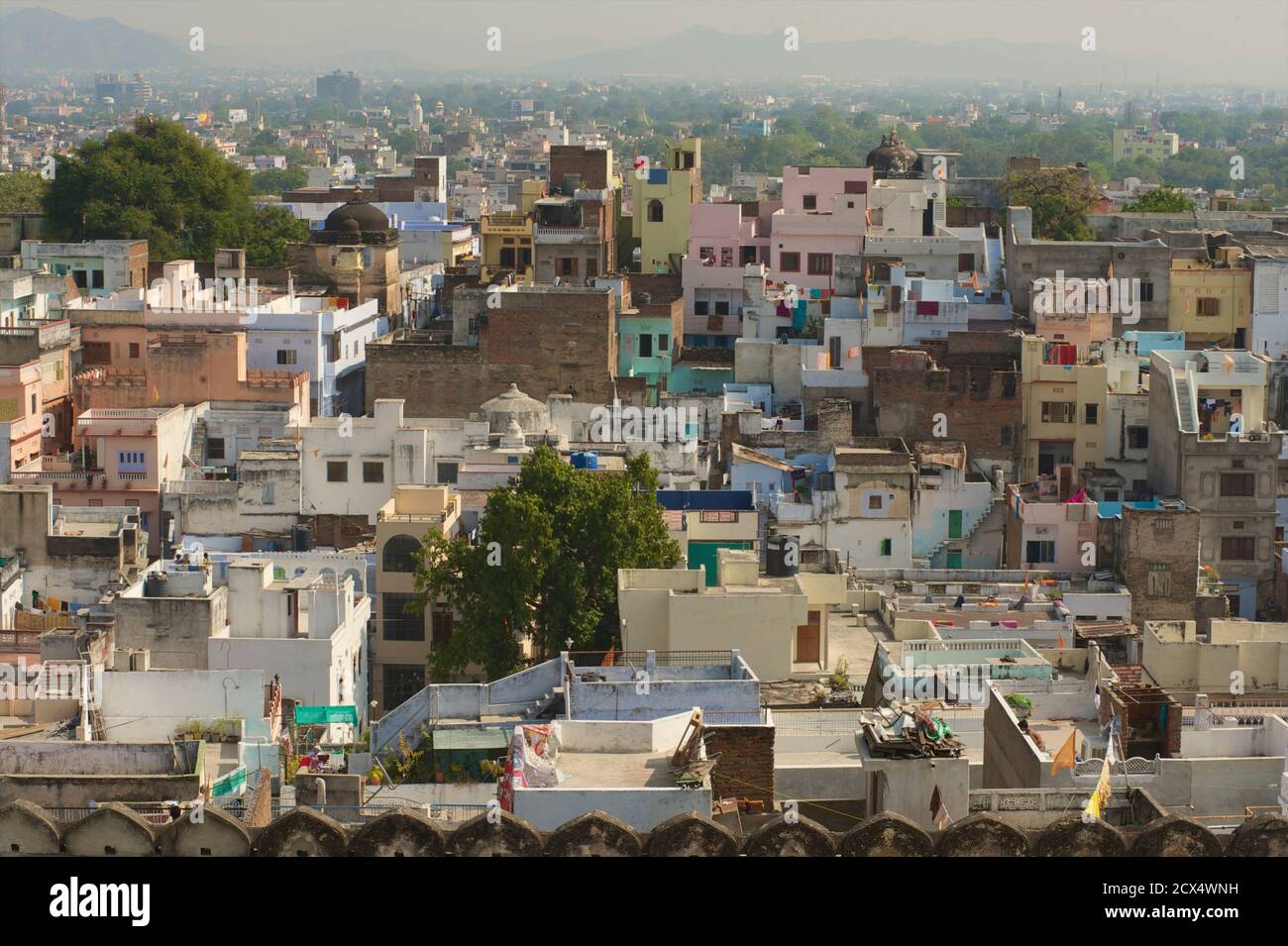 Vista sul tetto dal Palazzo della Città di Udaipur, Rajasthan, India Foto Stock