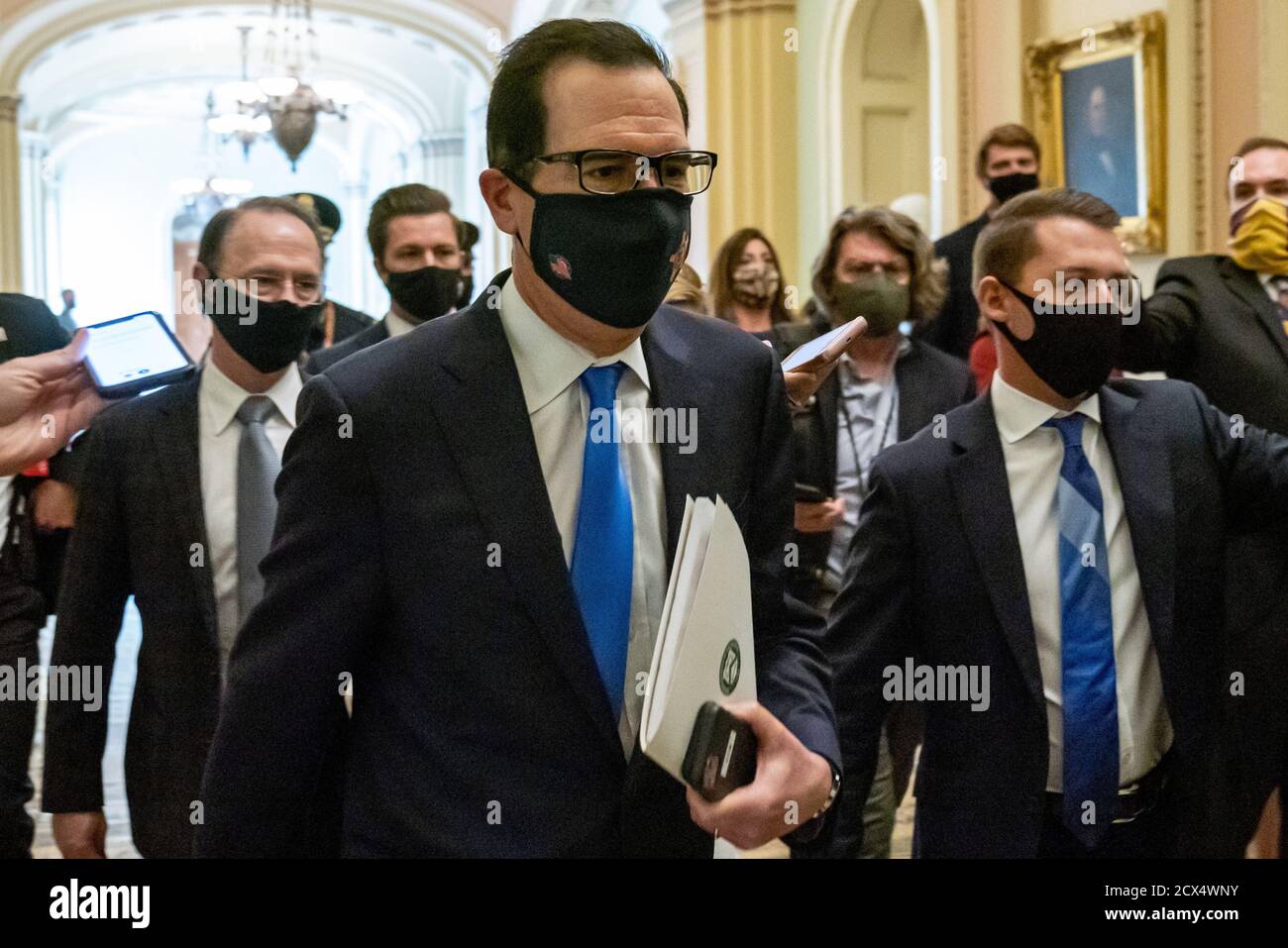 Washington, Stati Uniti. 30 settembre 2020. Il Segretario del Tesoro degli Stati Uniti Steven Mnuchin cammina dall'ufficio del leader di maggioranza del Senato Mitch McConnell (R-KY) al Campidoglio degli Stati Uniti mercoledì 30 settembre 2020 a Washington, DC. Mnuchin ha incontrato i democratici e i repubblicani sulla legislazione relativa agli aiuti al coronavirus. Foto di Ken Cedeno/UPI Credit: UPI/Alamy Live News Foto Stock