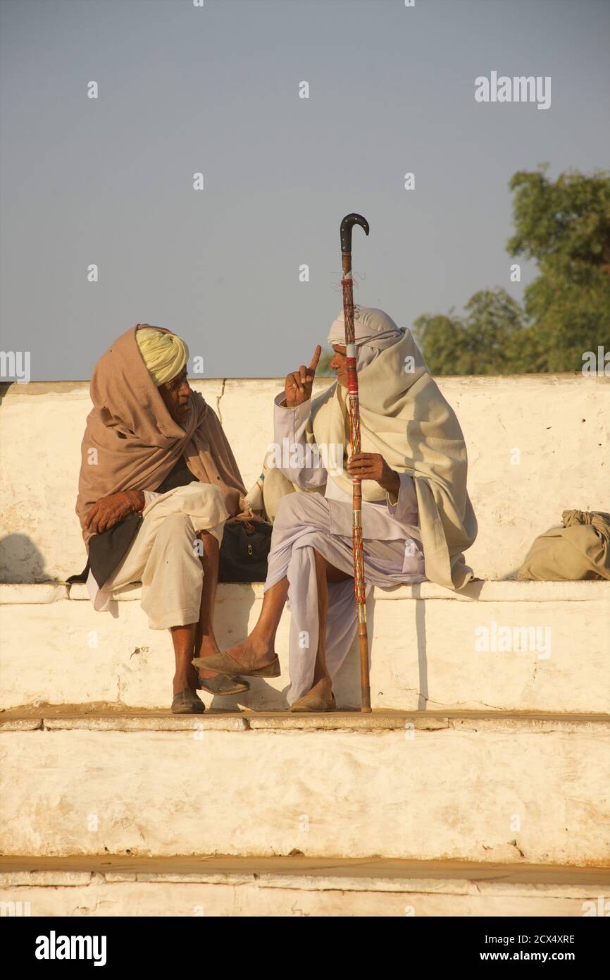 Rajasthani uomini profondi nella discussione. Abito tradizionale, Pushkar, India Foto Stock