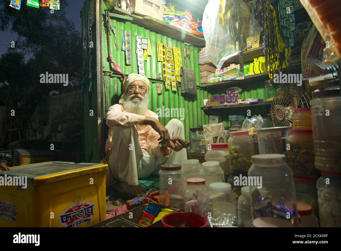 Uomo indiano nel suo negozio, Pushkar, Rajasthan, , India Foto Stock